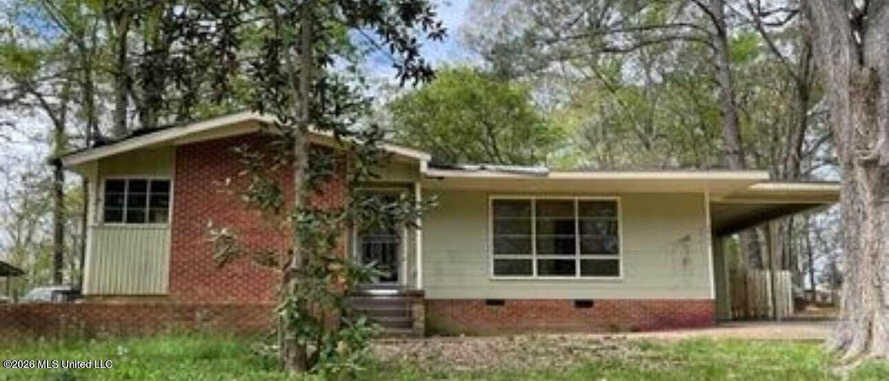 Front exterior of 2943 Woodside Dr, Jackson MS